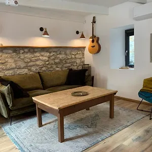 Ferienhaus Charming Typical Stone House With Modern Amenities, Chauzon